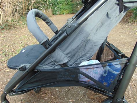 Detailansicht des Verdecks mit offenem Sichtfenster des Joie Brisk LX Buggys.