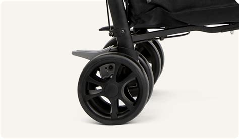 Nahaufnahme der OneTouch-Fußbremse des Joie Brisk LX Buggys.