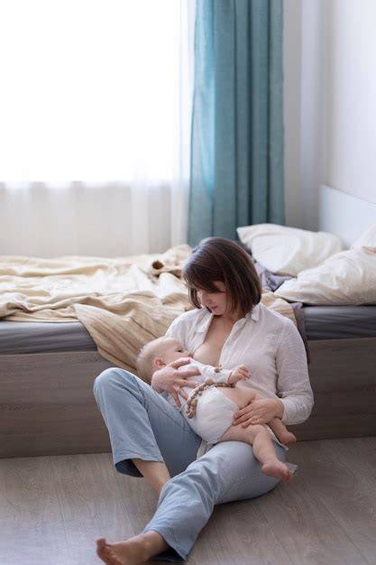 Foto einer Mutter, die ihr Baby liebevoll stillt.