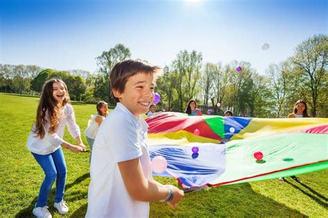 Kinder, die mit einem Schwungtuch spielen, um sich an Bewegungen und Geräusche zu gewöhnen.