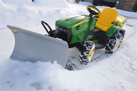 Foto eines Peg Perego Elektro-Traktors mit Schneeschild