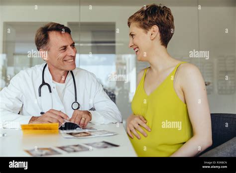 Illustration einer Schwangeren, die mit ihrem Arzt spricht
