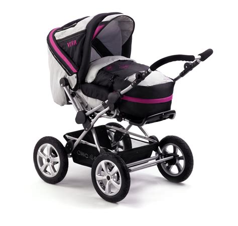 Bild eines Elodie Details Fußsacks in moderner Farbgebung, der in einem Kinderwagen befestigt ist