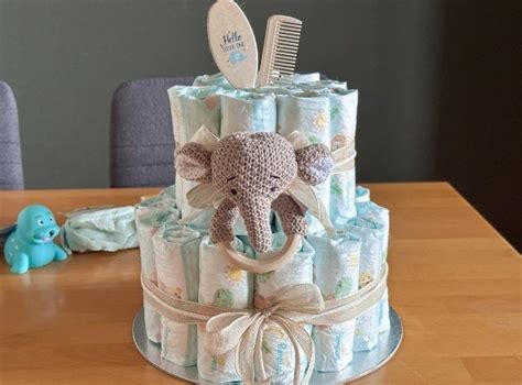 Eine Auswahl an praktischen Babygeschenken: Windeltorte, Babybodys, Mulltücher, Schnuller, Beißspielzeug.