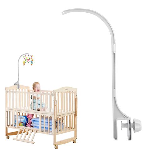 Verschiedene Elemente für das Kinderzimmer: Babybett, Wickeltisch, Mobile, weicher Teppich.