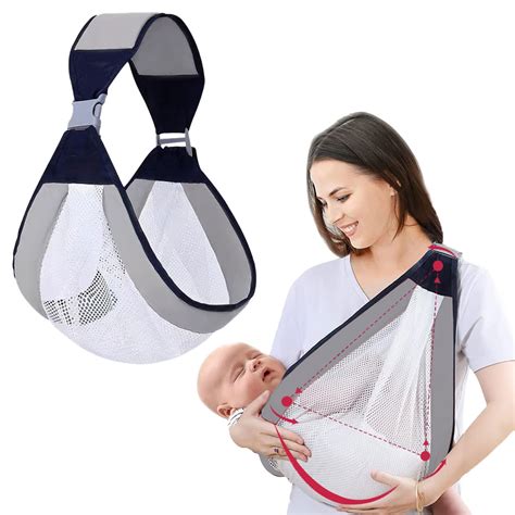 Praktische Reiseutensilien für Babys: Wickeltasche, Tragetuch, Autositz mit Sonnenschutz.