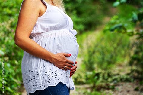 Foto einer glücklichen schwangeren Frau