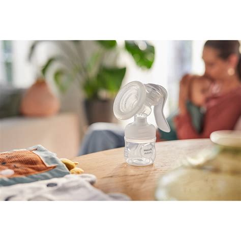 Illustration einer Mutter, die eine Philips Avent Handmilchpumpe benutzt.
