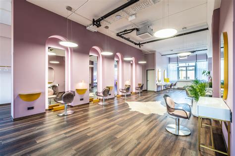 Fotografie von einem modernen und stilvollen Friseursalon mit bequemen Stühlen und Spiegeln