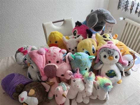Verschiedene Arten von Einhornspielzeug: Plüschtiere, Schwimmtiere und Gadgets.
