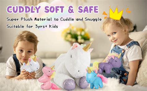 Ein Kind, das ein Einhorn-Plüschtier mit Baby im Bauch auswählt.