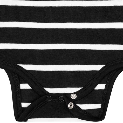 Nahaufnahme eines Baby Stramplers mit Druckknöpfen an der Vorderseite