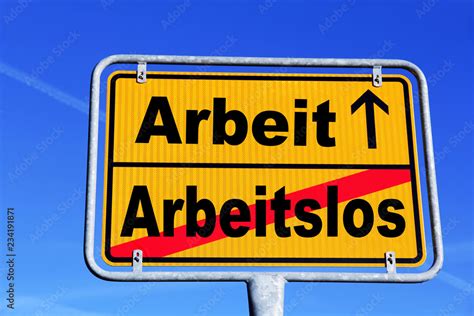 Symbolbild: Eine schwangere Frau mit einem Schild 