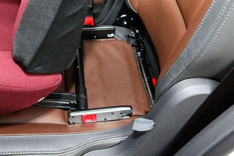 Kindersitz mit ISOFIX-Halterung im Auto