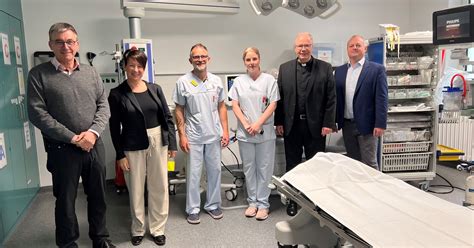 Ärztliche Direktorin Margret Reiter und Stephanie Groenewold vor der neuen ZNA