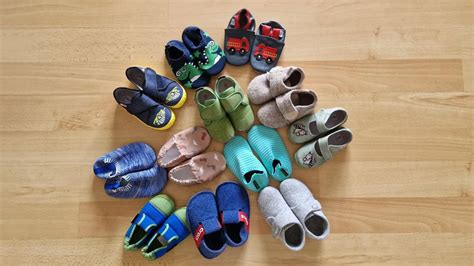 Verschiedene Modelle von Kinderschuhen in breiter Passform