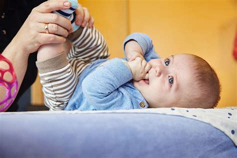 Illustration von verschiedenen Techniken zur Unterstützung des Bäuerchens bei Babys