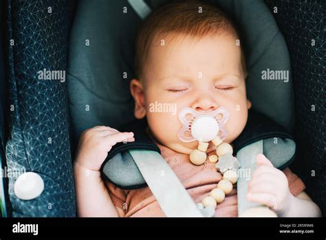 Ein Baby mit Schnuller, das friedlich schläft