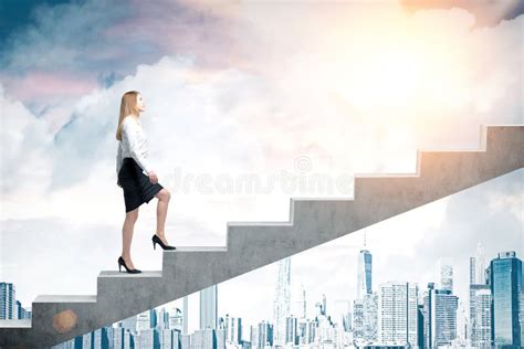Illustration einer Frau, die Treppen steigt, um die Geburt einzuleiten