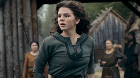 Ruby O. Fee als Marthe in einer mittelalterlichen Szene