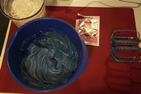 Nahaufnahme von Salzteig, der mit Lebensmittelfarbe eingefärbt wird, um einen Marmor-Effekt zu erzeugen