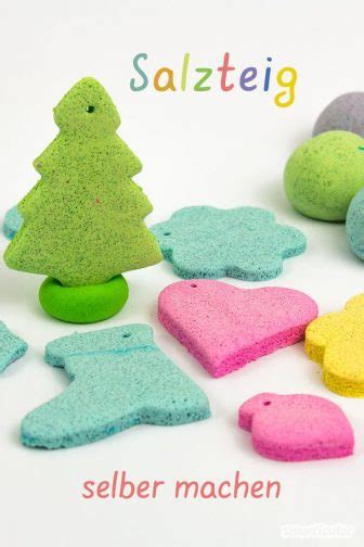 Kinderhände, die Salzteig-Figuren mit bunten Farben bemalen