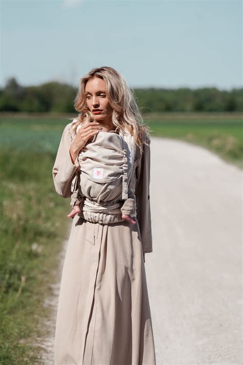 Schema zur Demonstration der verschiedenen Tragemöglichkeiten des Kokadi TaiTai (Bauch, Hüfte, Rücken)