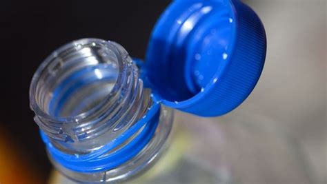 Vergleich von Baby-Mundformen beim Saugen an einer Flasche (O-Form) und beim Trinken aus einem Becher (U-Form)