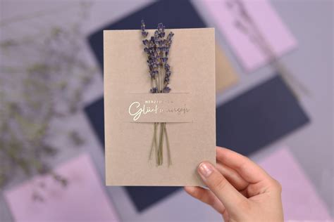 Geburtskarte mit integrierter Trockenblume und einem Element im Sticker-Look