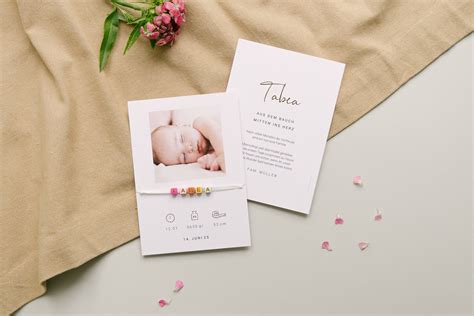 Geburtskarte dekoriert mit Buchstabenperlen, die den Namen des Babys bilden