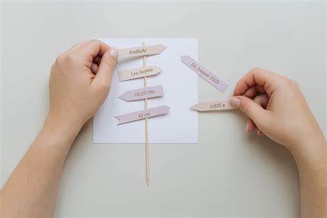 Geburtskarte mit einem selbstgebastelten Wegweiser, der verschiedene Richtungen symbolisiert