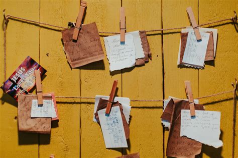 Geburtskarte mit kleinen, ausgeschnittenen Kleidungsstücken, die an einer Wäscheleine hängen