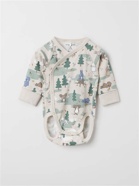 Detailaufnahme eines H&M Babybodys mit praktischen Druckknöpfen und weicher Bio-Baumwolle