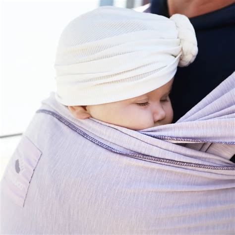 Nahaufnahme des Manduca Sling aus Bio-Baumwolle mit angelegtem Baby