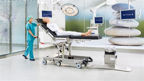 Darstellung des Da-Vinci-Operationsroboters in einem OP-Saal