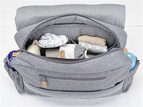 Nahaufnahme der verschiedenen Fächer einer Wickeltasche, die ordentlich mit Windeln, Feuchttüchern und kleinen Pflegeprodukten bestückt sind.