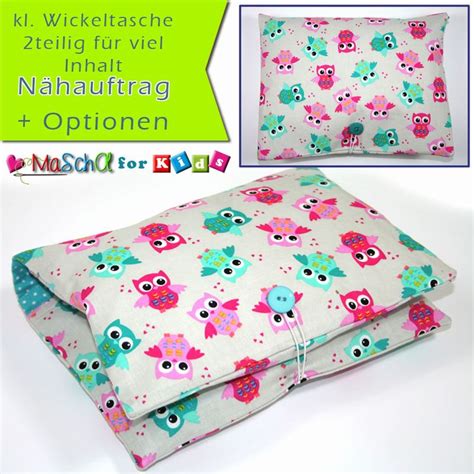 Eine Auswahl verschiedener rot-gepunkteter Windeltaschen und Wickeltaschen, die unterschiedliche Größen und Designs repräsentieren.