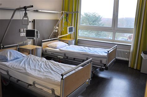 Ein Patientenzimmer in einem rumänischen Krankenhaus mit mehreren Betten
