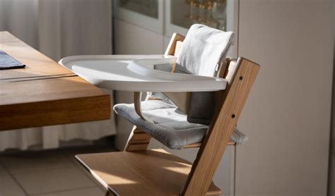 Detailaufnahme des Stokke Trays, das am Tripp Trapp Hochstuhl befestigt ist