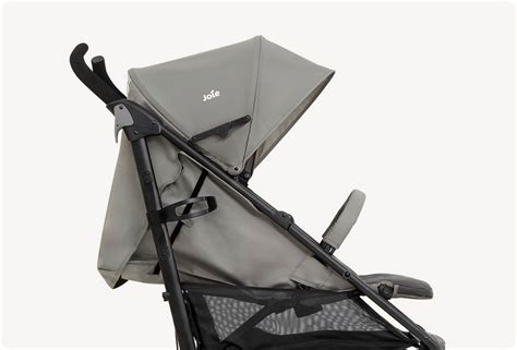 Detailaufnahme der verstellbaren Rückenlehne eines Joie Kompaktbuggys, die eine flache Liegeposition ermöglicht.