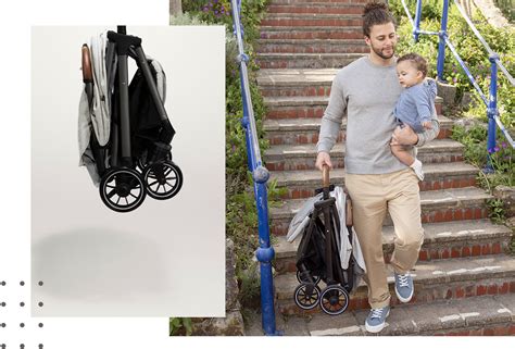 Eine Familie, die einen Joie Kompaktbuggy in einer städtischen Umgebung verwendet, was die Mobilität und den Stil hervorhebt.