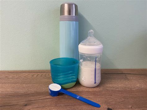 Infografik mit verschiedenen Methoden zur Sterilisation von Babyflaschen.