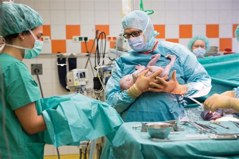 Übersicht einer modernen Klinik mit verschiedenen Fachabteilungen, die Gynäkologie und Geburtshilfe einschließt