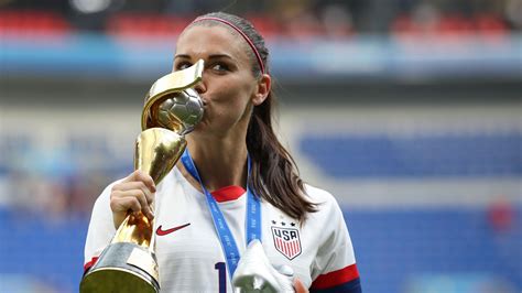 Alex Morgan mit dem WM-Pokal