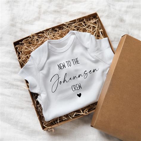 Babysachen mit Band-Logos und Rock-Motiven