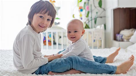 verschiedene Arten von Baby- und Kinderbetten nebeneinander aufgestellt