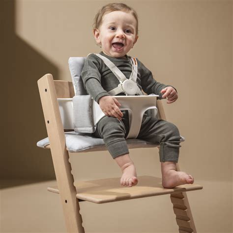 Schema der einzelnen Komponenten des Stokke Tripp Trapp Baby Sets und deren Montagepunkte am Hochstuhl