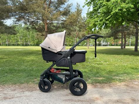 Gefalteter TFK Mono Kinderwagen mit Sportsitz, der in einen Kofferraum passt