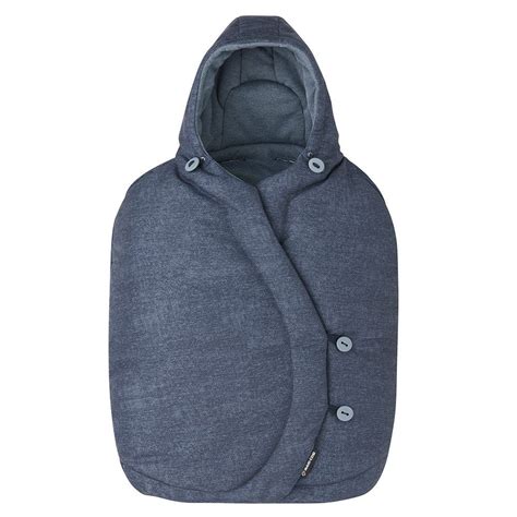 Schema, das die sichere Gurtführung eines Babys in einem Maxi-Cosi Fußsack zeigt