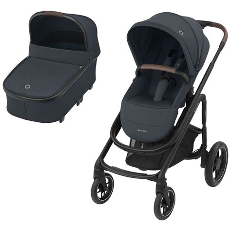 Auswahl an farblich unterschiedlichen Maxi-Cosi Fußsäcken in einem Kinderwagen